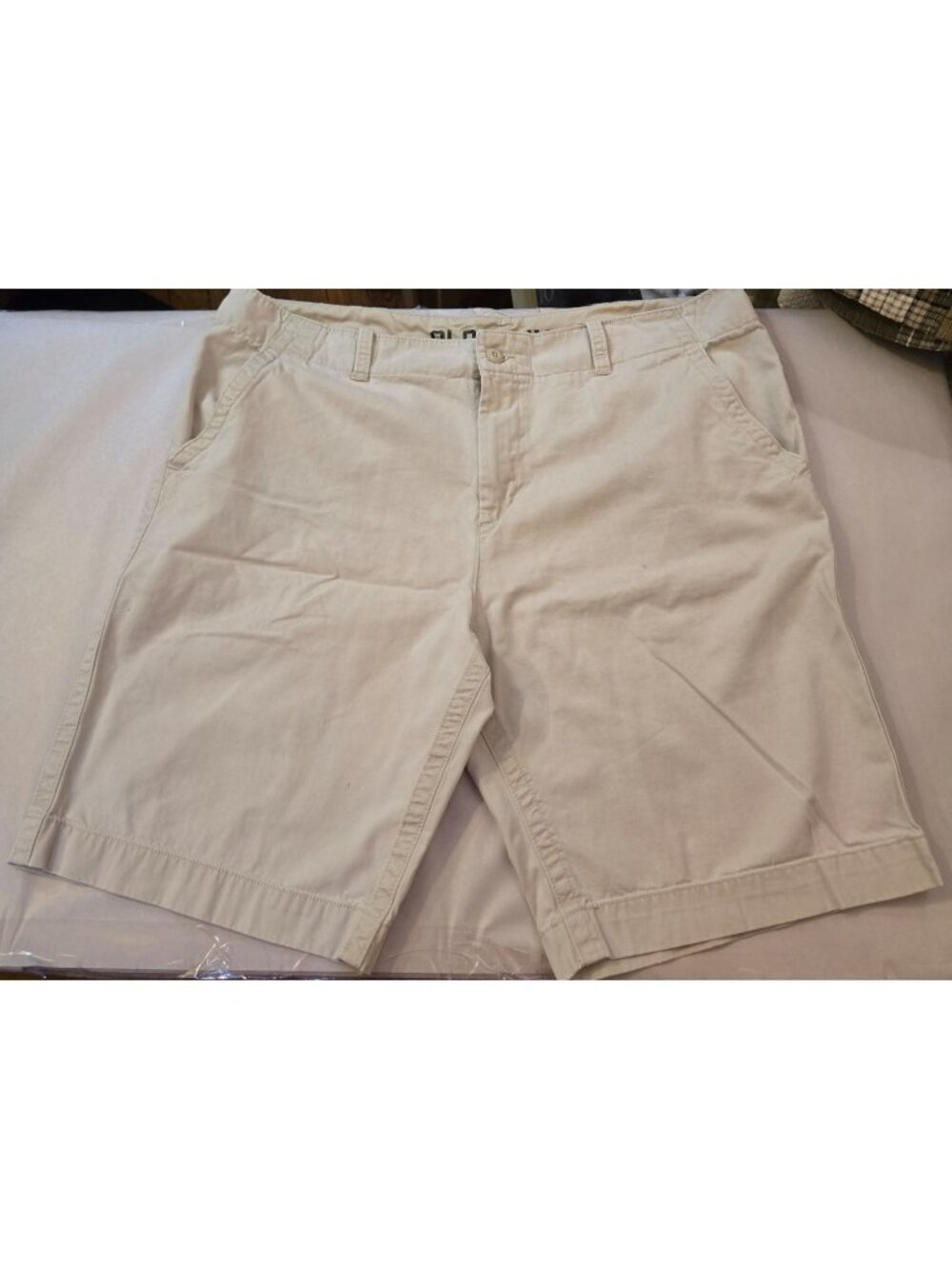 MB #1012 Mens 40 Old Navy shorts, 100% cotton